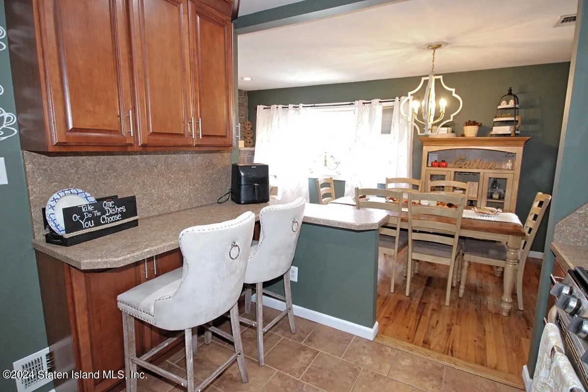 Beautiful 1 family detached hi ranch