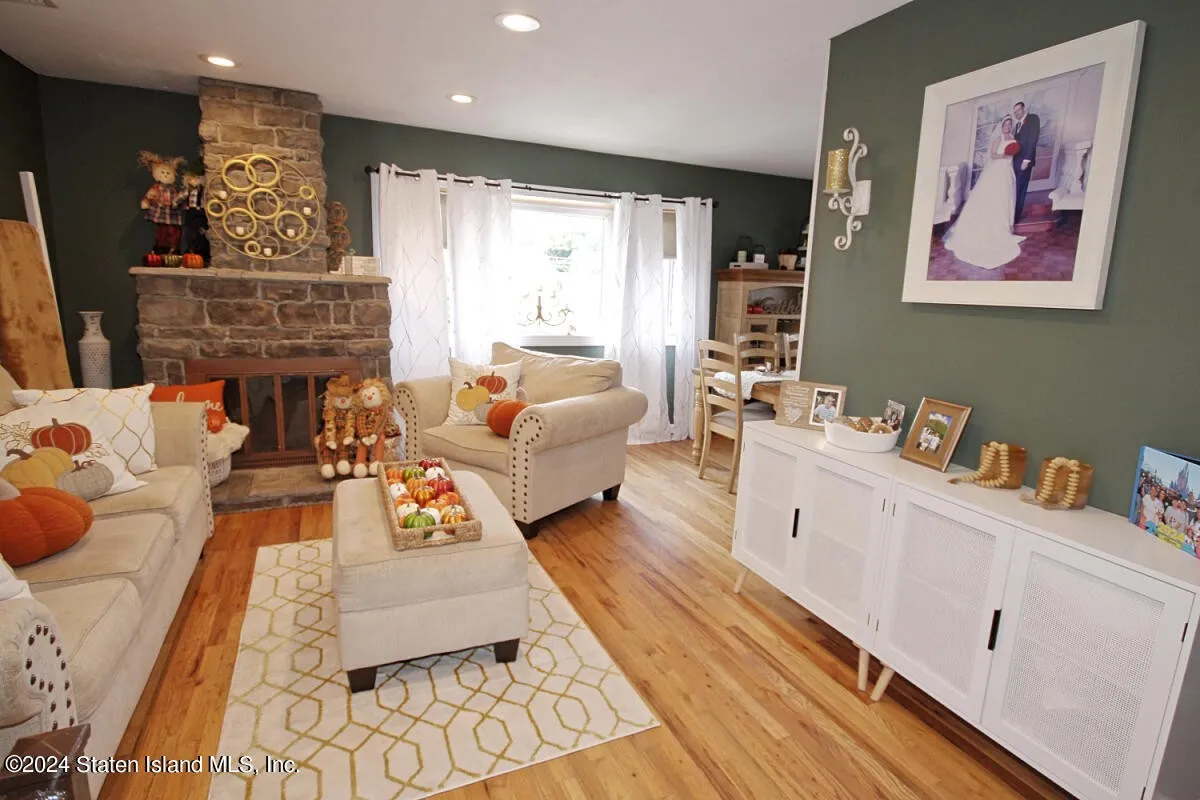 Beautiful 1 family detached hi ranch