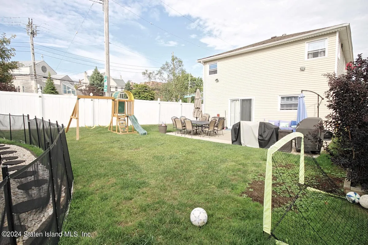 Beautiful 1 family detached hi ranch