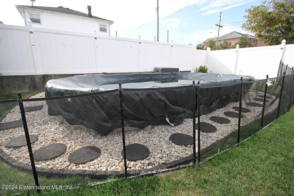 Beautiful 1 family detached hi ranch