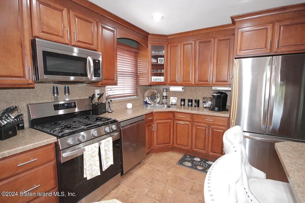 Beautiful 1 family detached hi ranch