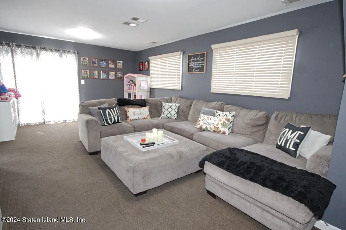 Beautiful 1 family detached hi ranch