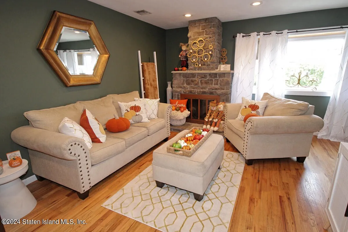 Beautiful 1 family detached hi ranch