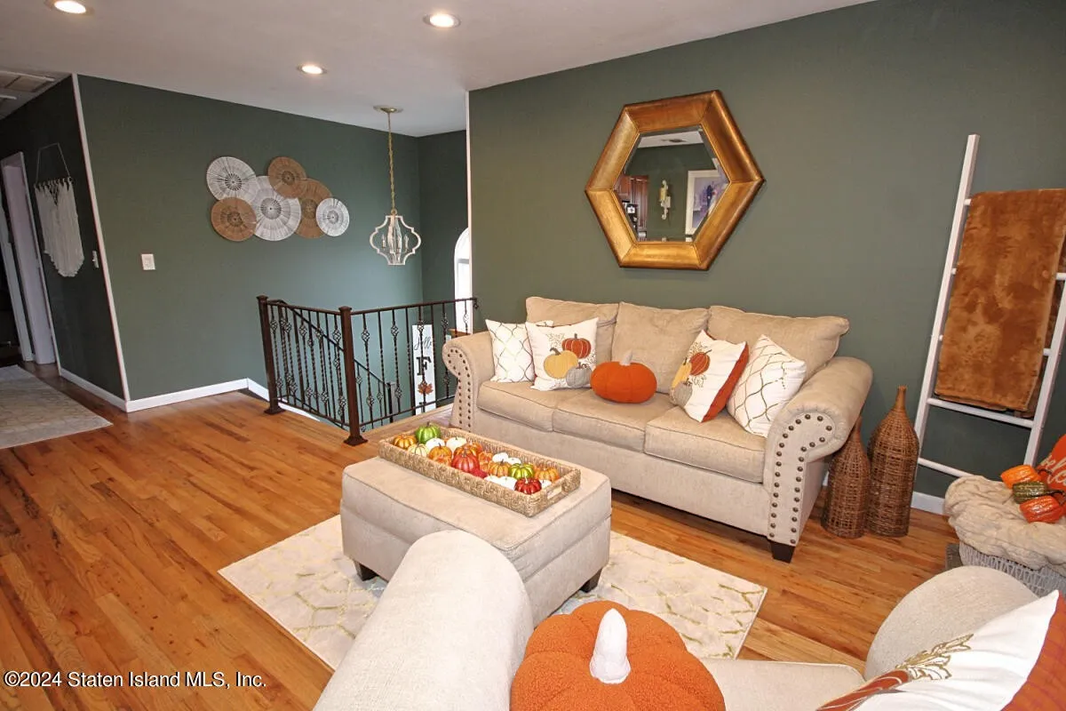Beautiful 1 family detached hi ranch