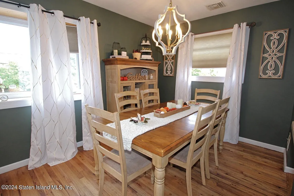 Beautiful 1 family detached hi ranch