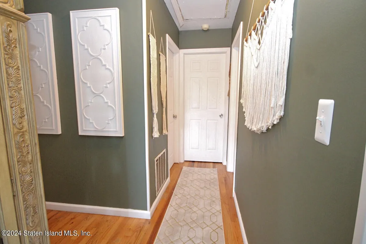 Beautiful 1 family detached hi ranch