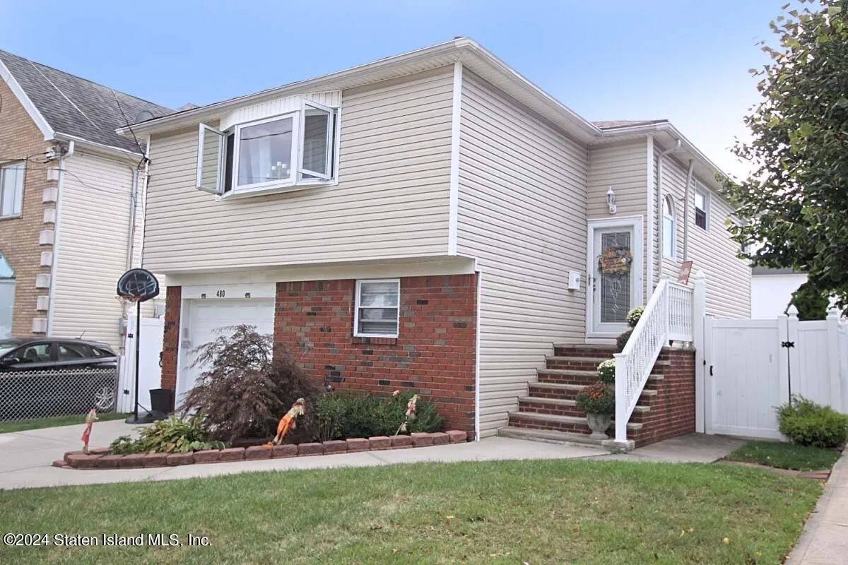 Beautiful 1 family detached hi ranch