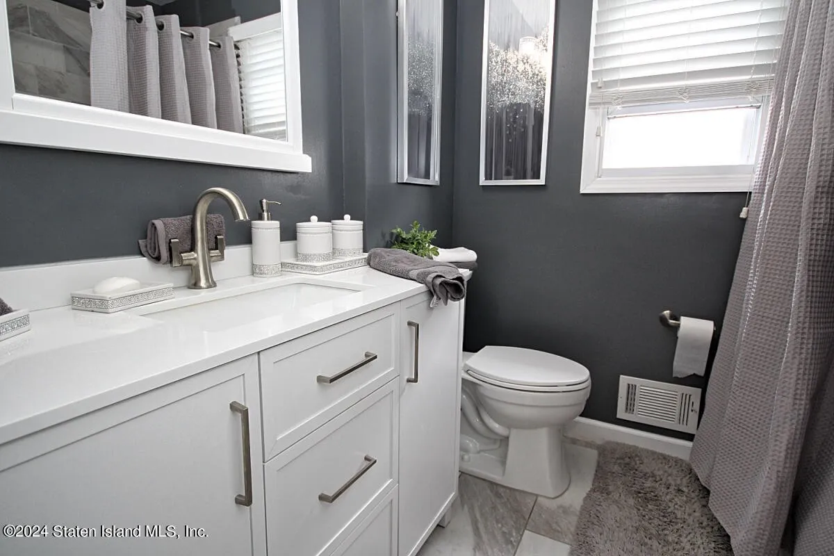 Beautiful 1 family detached hi ranch